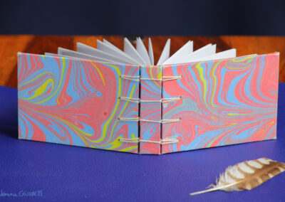 La reliure criss-cross consiste à assembler par couture visible chaque plat et de dos du livre, puis à coudre les cahiers sur cette structure.